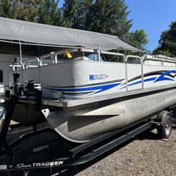 Pontoon Boat With Lots of Extras