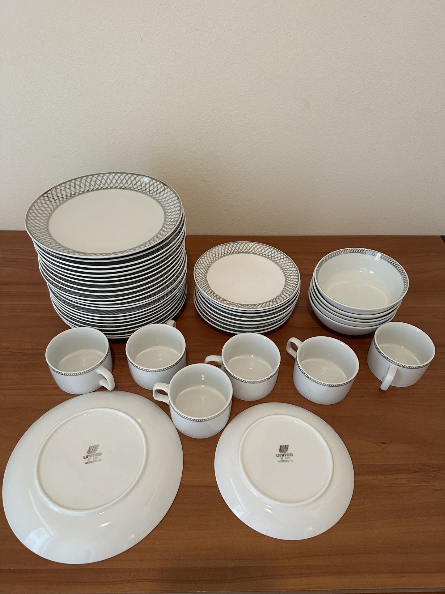 43 Piece Lot United Airlines Vintage FirstClass Cup, Bowl & Plate Platinum Tulip Service