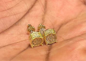 Gold men’s earrings