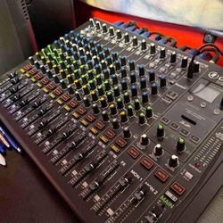 Mackie Onyx 16 analog mixer
