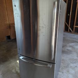 GE® ENERGY STAR® 24.8 Cu. Ft. Refrigerator