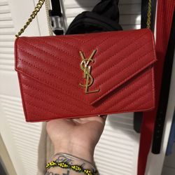 DEEPLY RED CASSANDRE ENVELOPE CHAIN WALLET IN LAMBSKIN