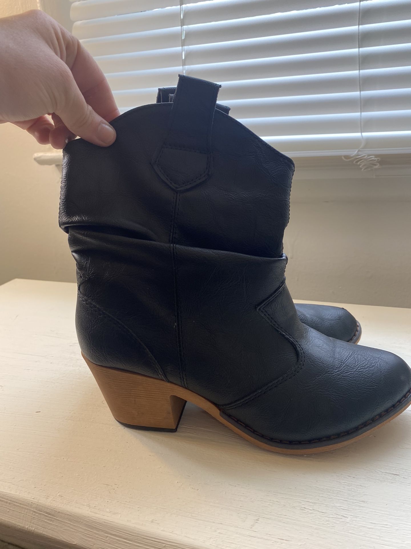 Size 6 Vegan Leather Ankle Cowgirl Style Boots 