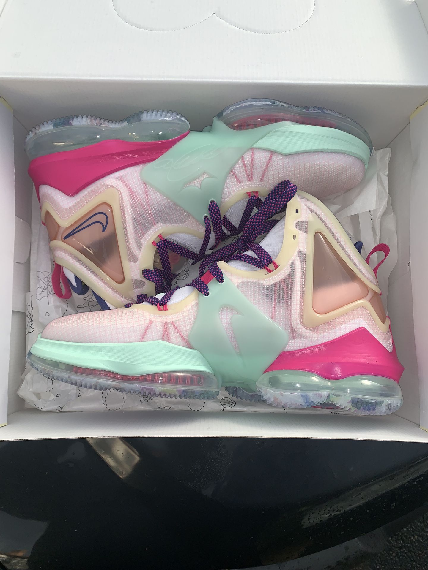 Nike LeBron 19 Valentine’s Day (M)12