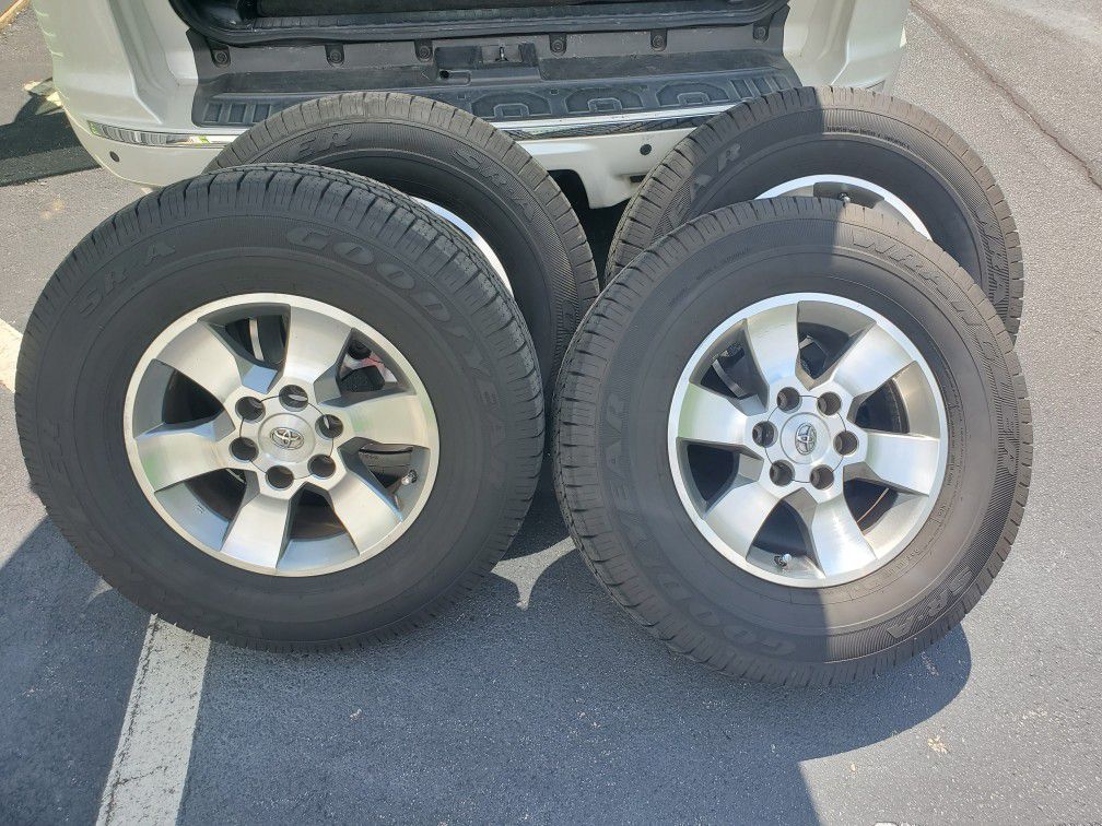 Toyota 4Runner Stock Tires and Rims