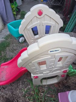 Kids play slide