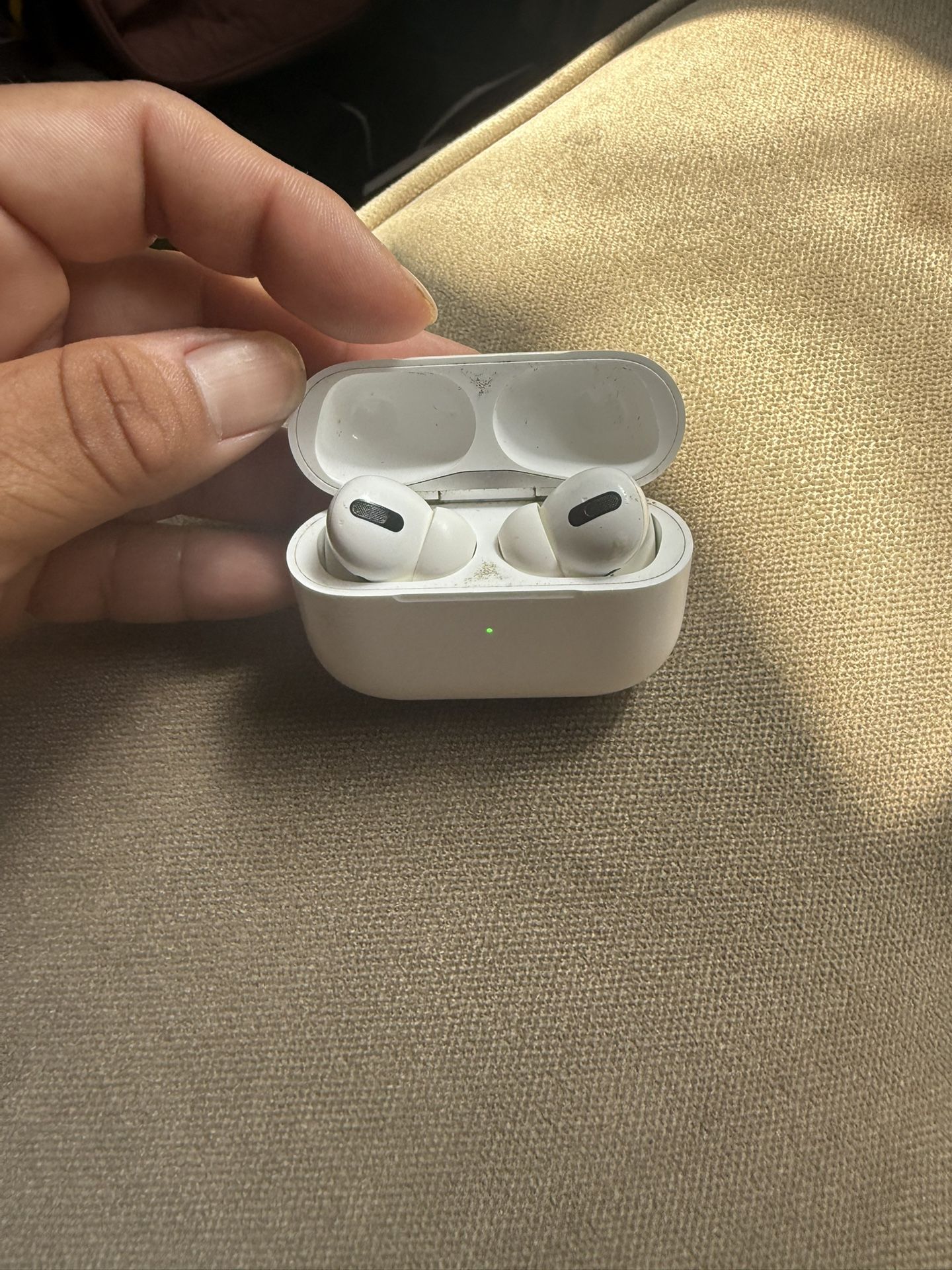 Apple AirPods Pro 1st Gen Used And Work Great