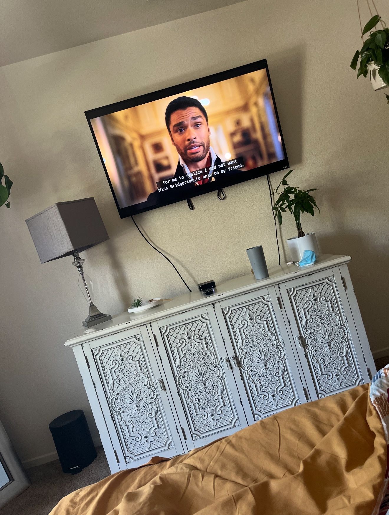 TV STAND/ENTERTAINMENT CENTER(PLEASE READ DESCRIPTION BEFORE EXPRESSING INTEREST)