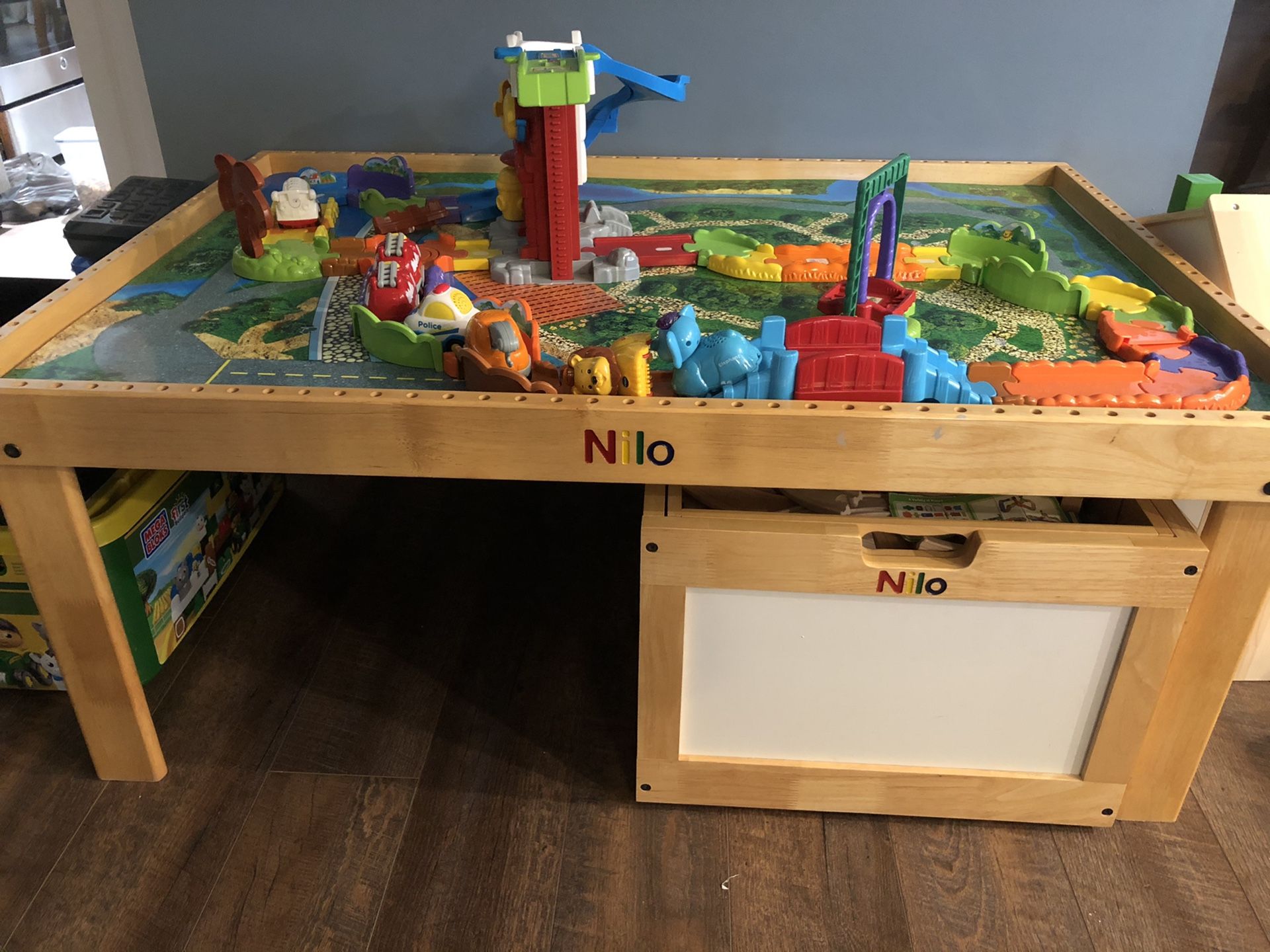 Nilo table/train table with large storage bin