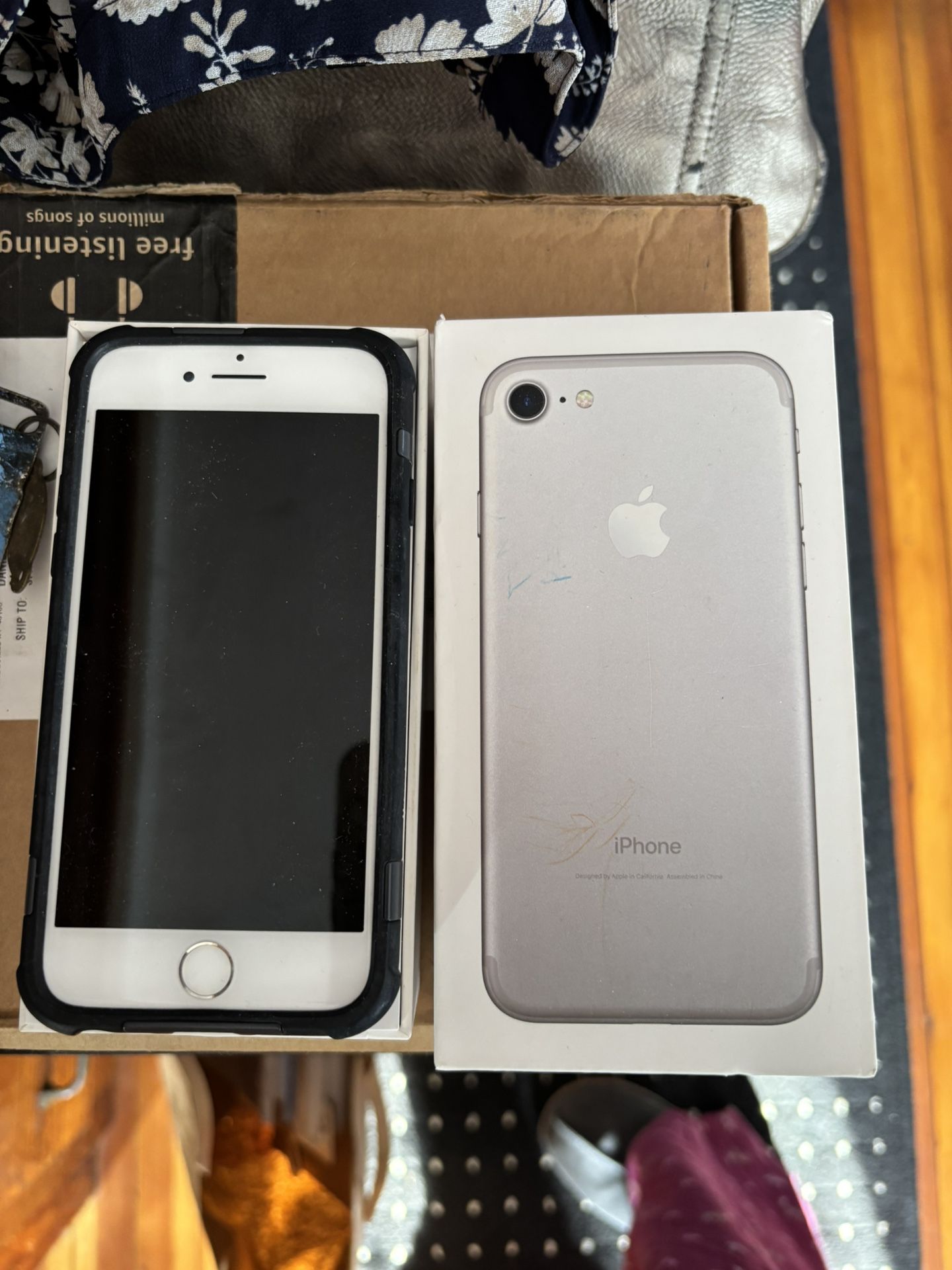 iPhone 7-UNLOCKED
