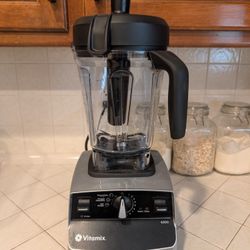 Vitamix Blender (Used Base, New Container)