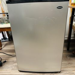 Sanyo Mini Refrigerator 