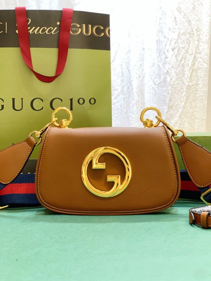 New single-shoulder handbag with crossbody strap