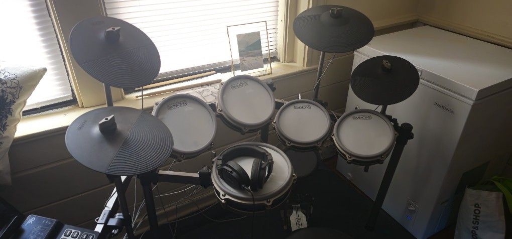 Simmons Titan 70 W/ Extras