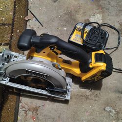 DeWalt Circular Saw With Charger And 5ah Battery 