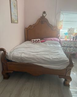 Antique queen bed