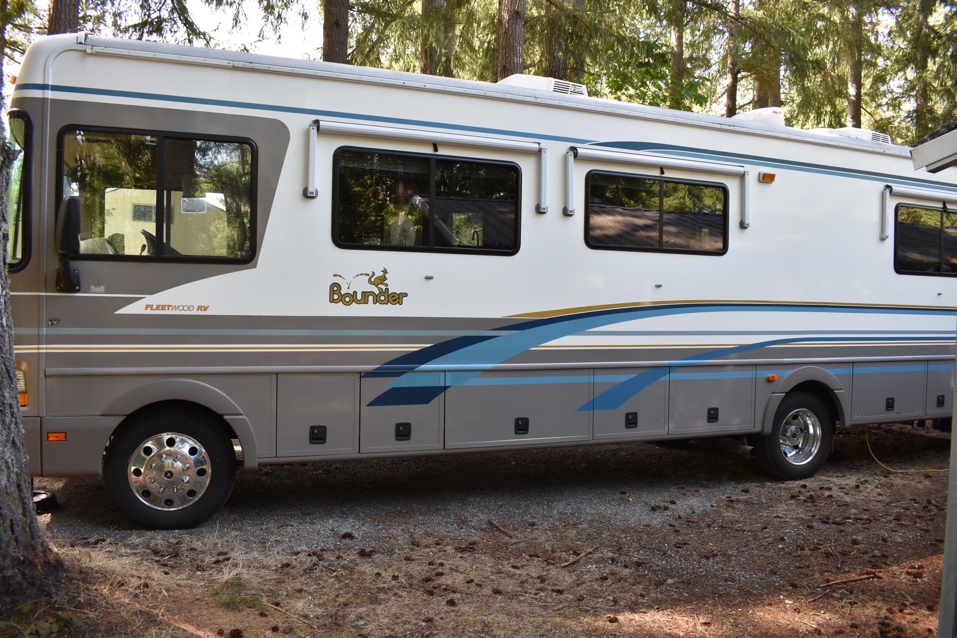 2000 Fleetwood Bounder 32H for Sale in Black Diamond, WA OfferUp
