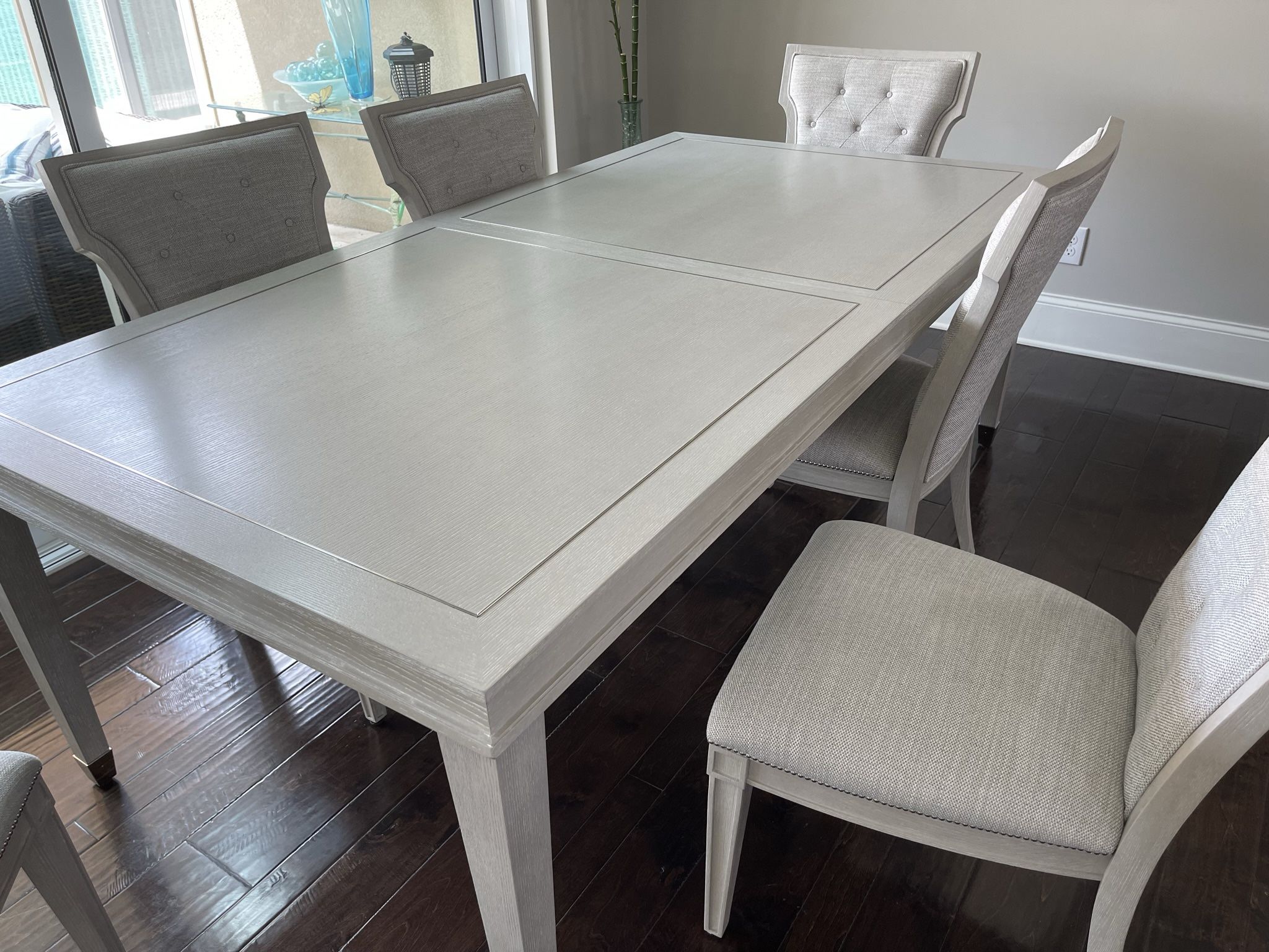 Havertys Hyde Park dining table with extension and 8 chairs like new