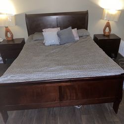 QUEENSIZE BED FRAME