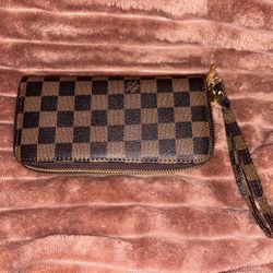  L V designer, zippy wallet