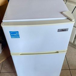 Arctic King Mini Fridge with Freezer Excellent Condition. Mini Refrigerador Arctic King con Congelador Excelente estado