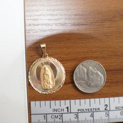 Beautiful Pendants With Some Gorgeous Details With Tri Color Gold 