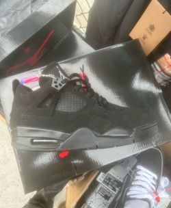 Black cat Jordan 4