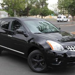 Black Nissan Rouge 2013 