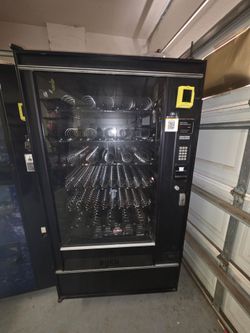Snack vending machine