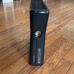 Xbox 360 6 GAMES INCLUDED