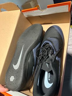 Futsal soccer shoes