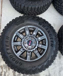 SHOOT ME AN OFFER! New set of four OEM GMC 18-inch rims with Goodyear 275|70R18