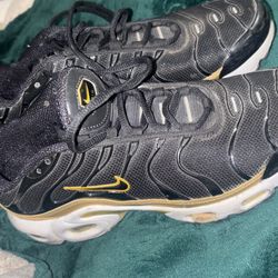 Nike Air Max Plus TN Women's Sneakers Shoes in a black and gold colorway size 5y