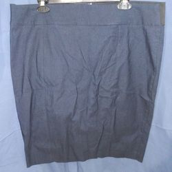 Lane Bryant Women's Size 18 Navy Blue Stretch Pencil Skirt

Great Condition!!

**Bundle and save with combined shipping**

