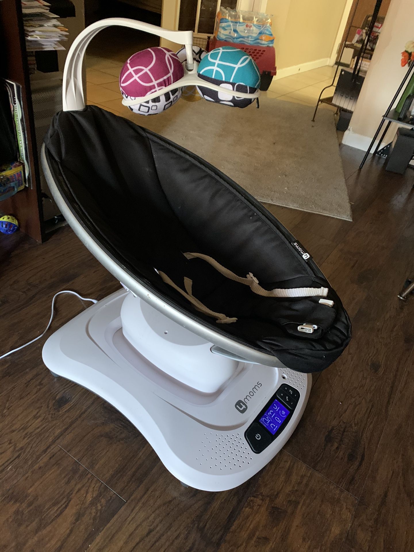 4moms Mamaroo baby swing