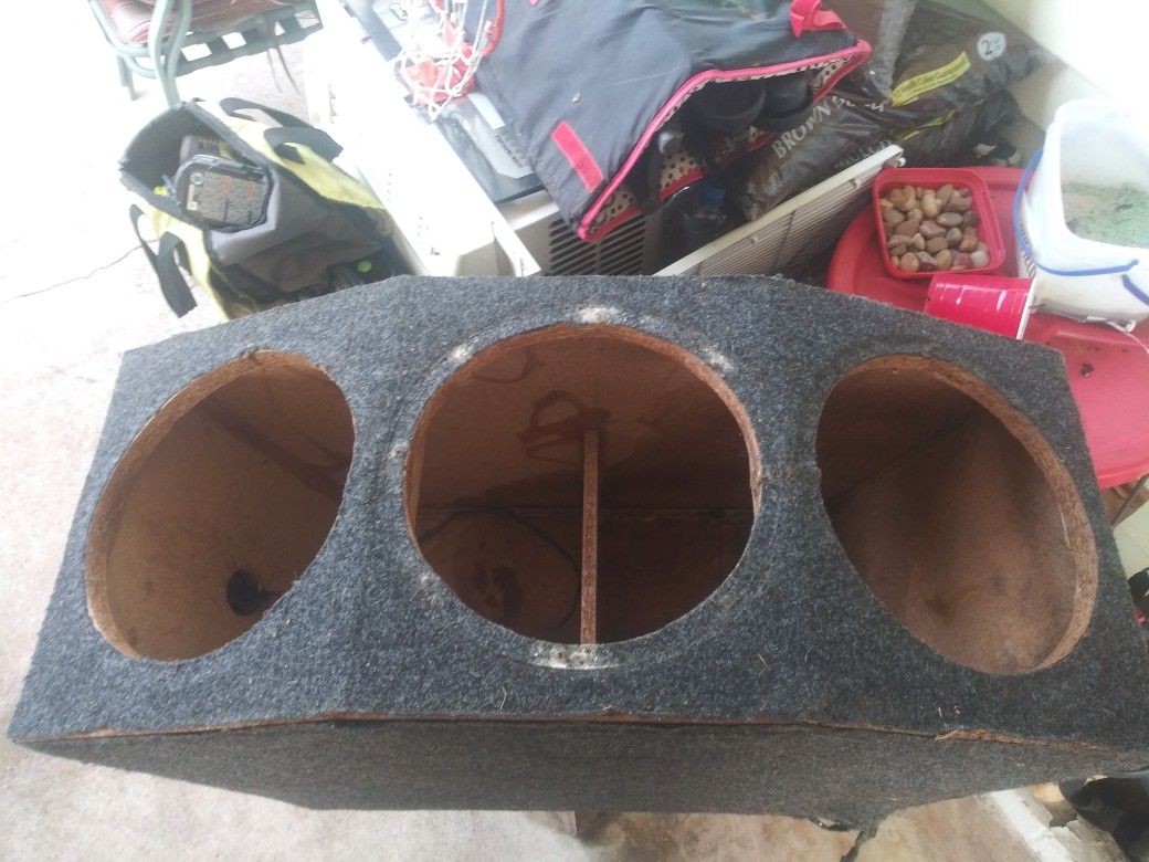 Speaker box for three 12" speakers