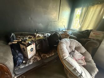 2 sillones  una silla y una mesa grande