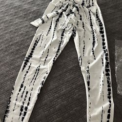 Workout pants, brand, new ties and back size medium never worn