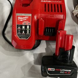 Milwaukee Rapid Charger With M12 4.0 Battery 