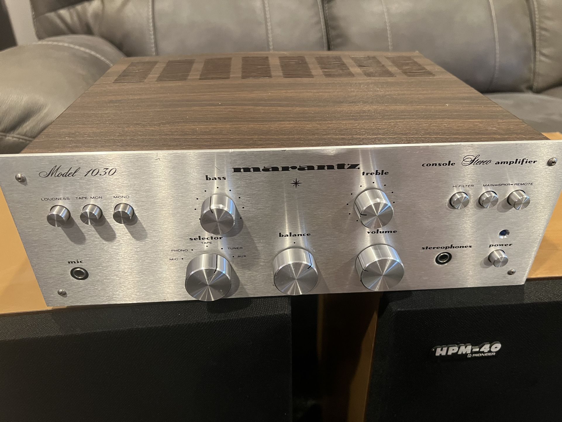 MARANTZ Model 1030 Vintage Stereo Amplifier * Powers On Lights Up! Parts/Repair