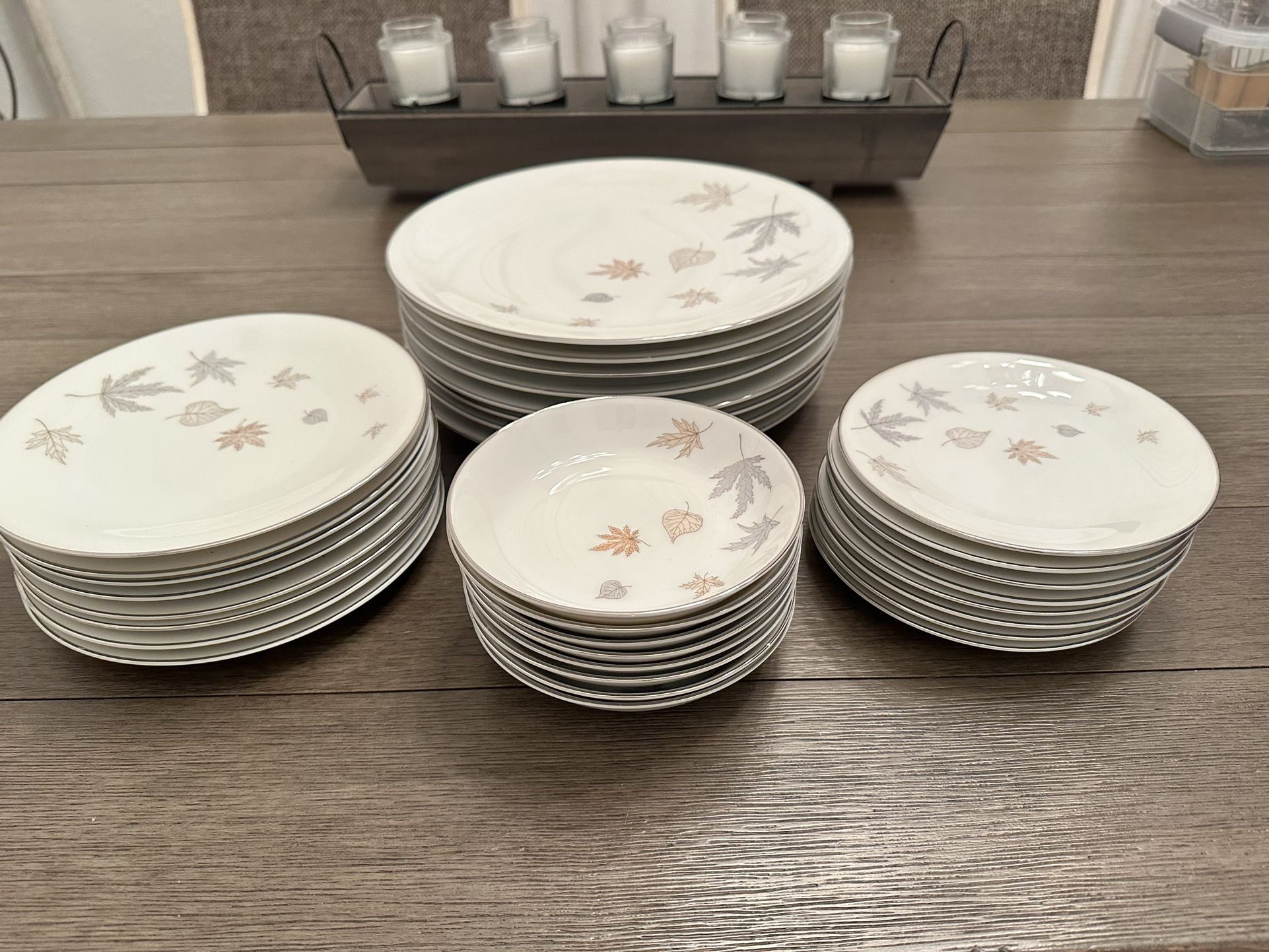 Selb Bavaria Germany Heinrich 8" Plates Allure Pattern