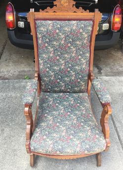 Vintage rocking chair, I’m excellent condition.