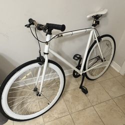 🚴‍♂️✨ White City/Hybrid Bike + Air Pump — $100 (Firm)