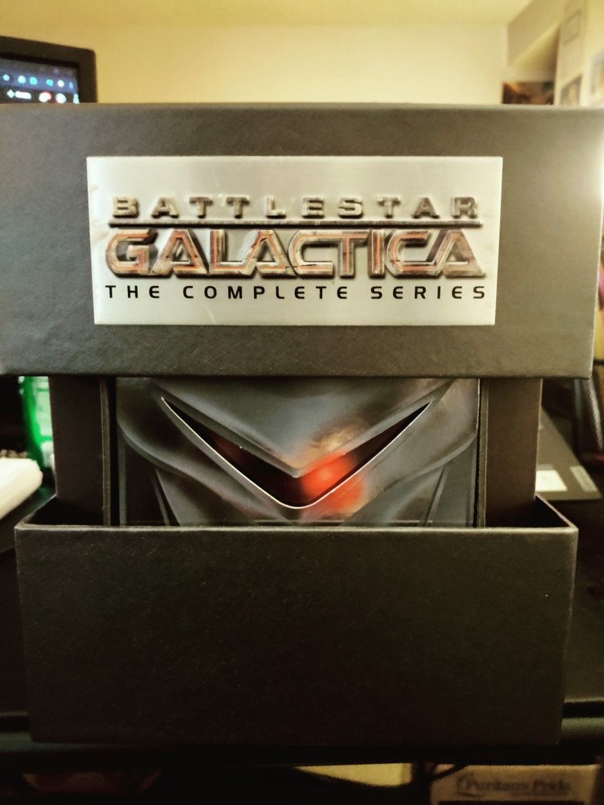 Battlestar Galactica: The Complete 2004 Series (+Collectible Cylon)