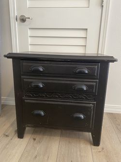 2 wood nightstands