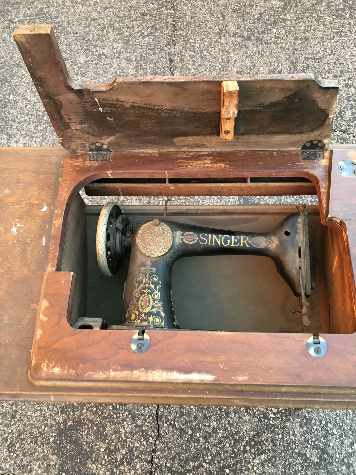 1920’s Singer Sewing machine RedEye 66 With Treadle Table for Sale in
