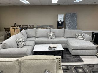 LIGHT GRAY U -SHAPE SECTIONAL