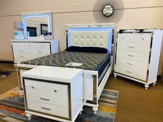 Offers Bedroom Set / Bed and White / New