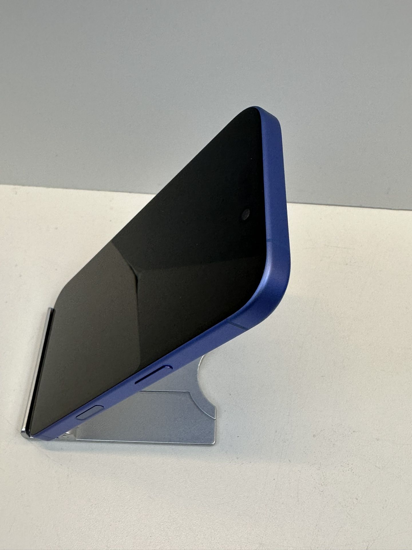 Apple iPhone 16 128gb. ( Fully Unlocked Device )