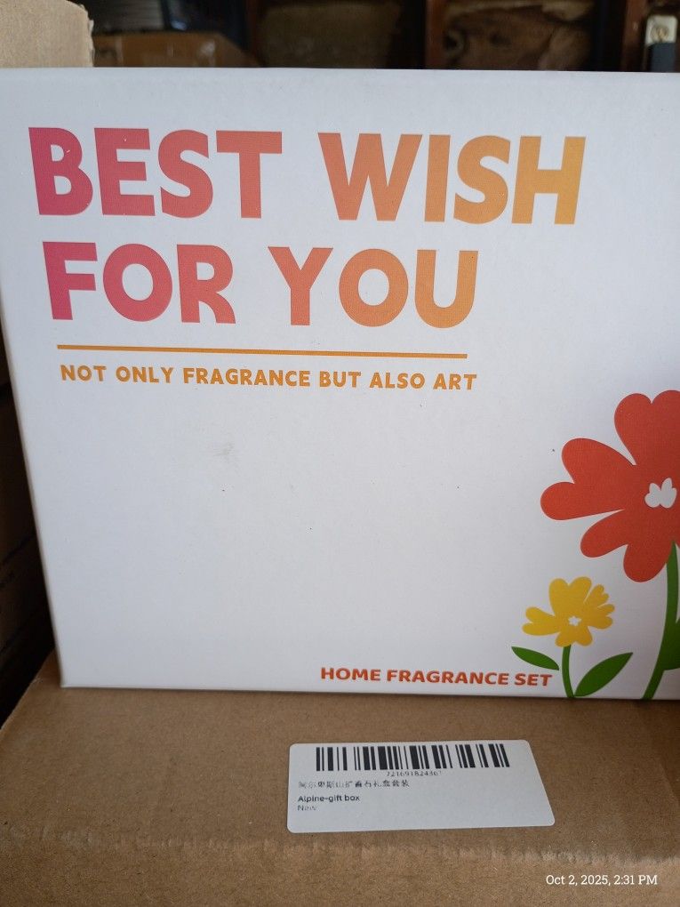 scented candle gift set, likely featuring aromatherapy elements and decorative
